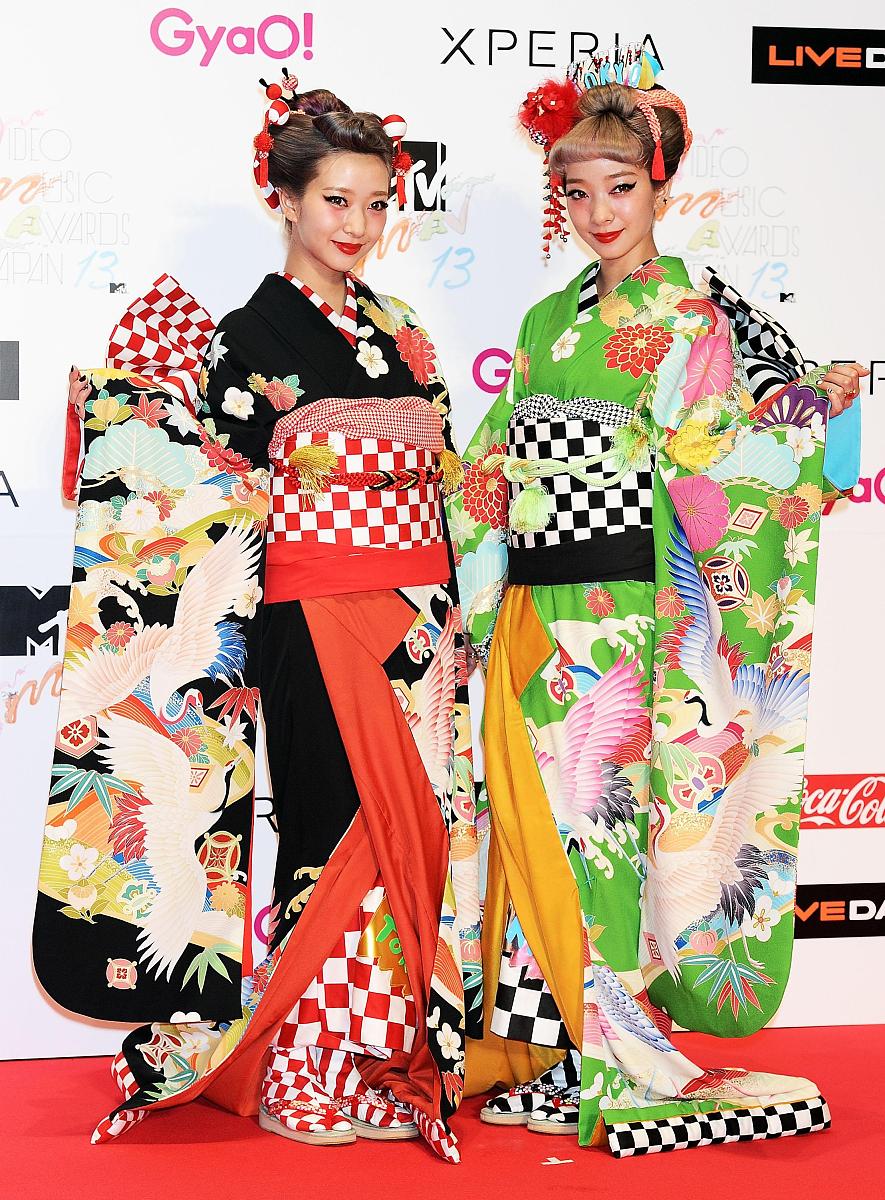 请帮我写一段关于二十八星宿和瑶族服饰的国内外服装研究现状概述。这段文字应用在我的大学毕业设计论文中。请不要用些重复的句子写出一篇意义深刻逻辑合理条例通顺符合规范的设计论文所需要的国内外研究现状的概述。