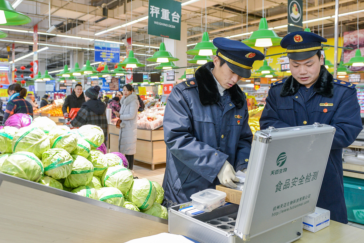 截止目前宁波已有6000多家农产品生产经营主体被纳入宁波市农产品质量安全监管平台覆盖蔬菜、水果、茶叶、林特产品、禽蛋、水产、肉类等农产品累计出具承诺达标合格证520多万张。 给我一个这段话的对应的镜头精确到每一句话