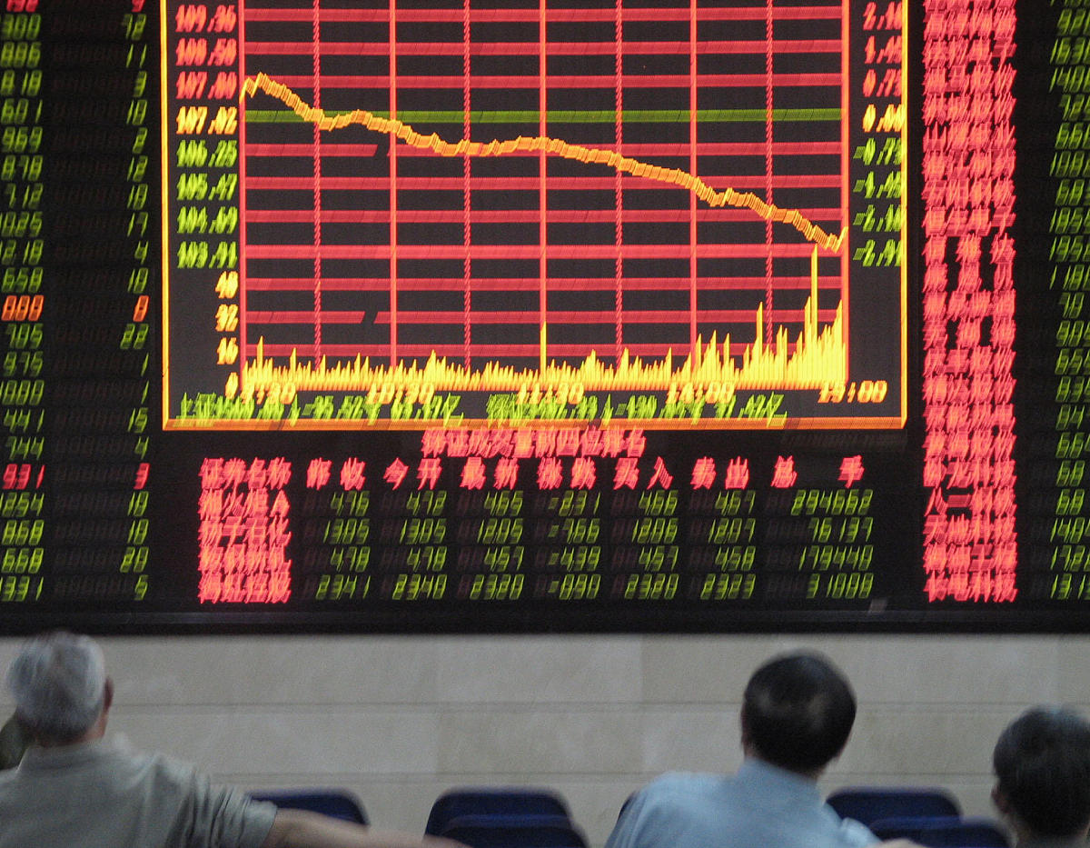 2005年8月5日,上海股民无奈的看着沪深大盘一路下跌,股民的心情遭受打