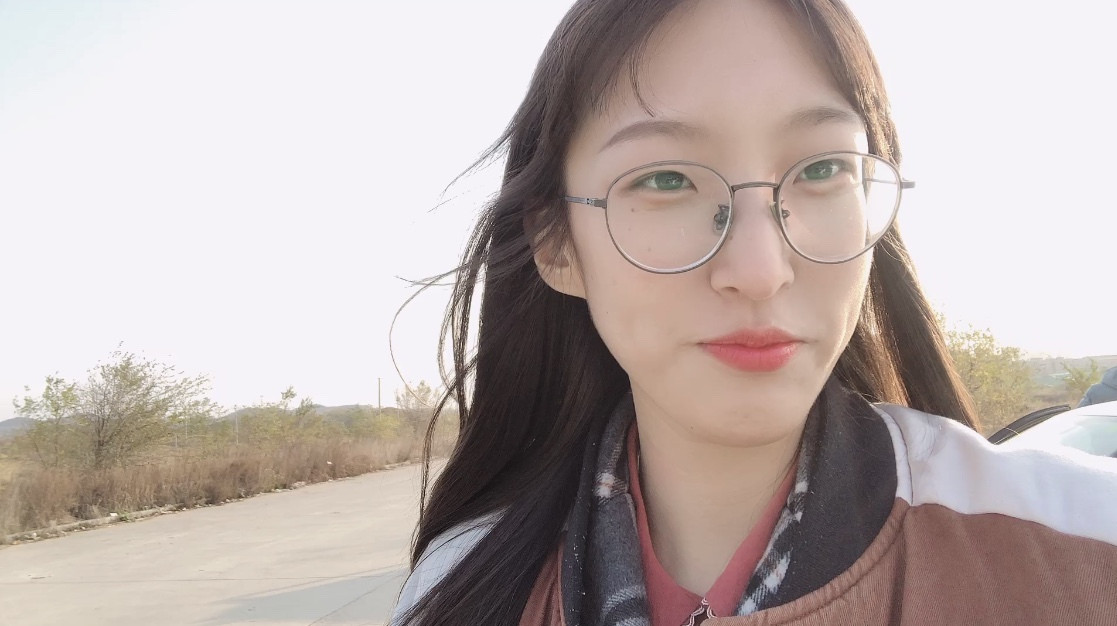 美女趁海货便宜提前去购置年货,在渔市学会怎么看扇贝丁是否掺水