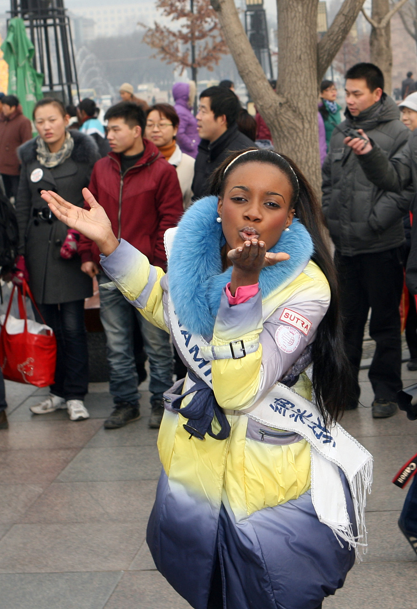 2011年12月26日,陕西省西安市,2011世界旅游小姐在西安大雁塔下挥毫泼