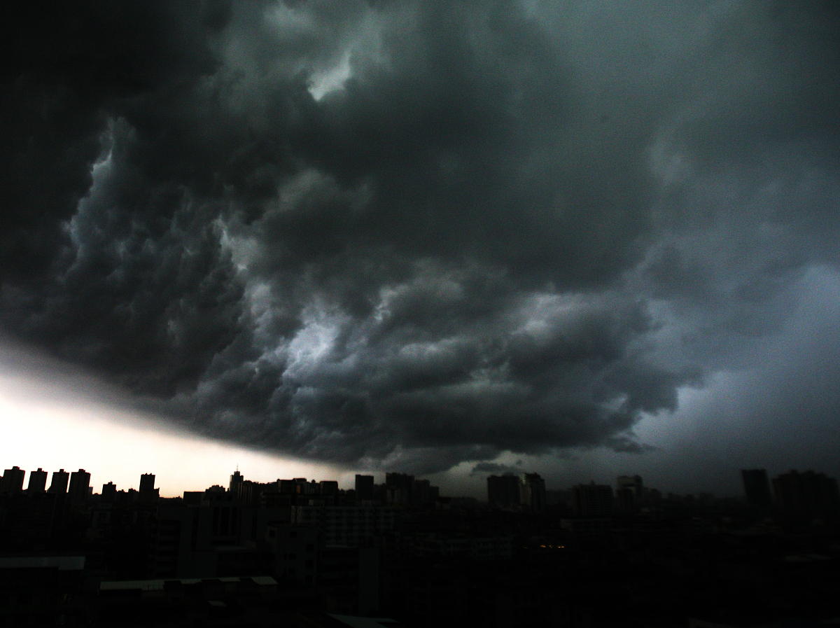 写一首狂风暴雨雷雨交加的短诗