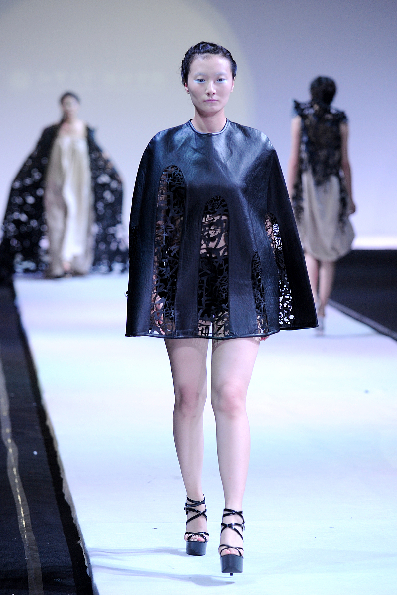 书法元素在服装设计中的应用：比较研究法分析