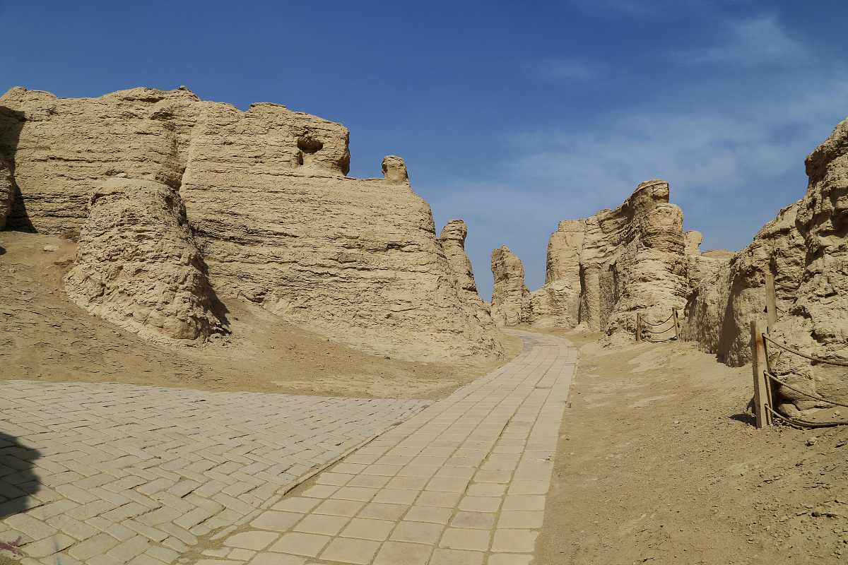 且末城古今位置变化特点