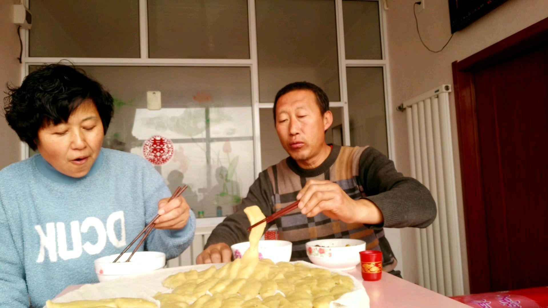 佳雨妈做了雁北地区的特色农家饭,山药鱼蘸蘑菇炖肉,爸爸吃馋了