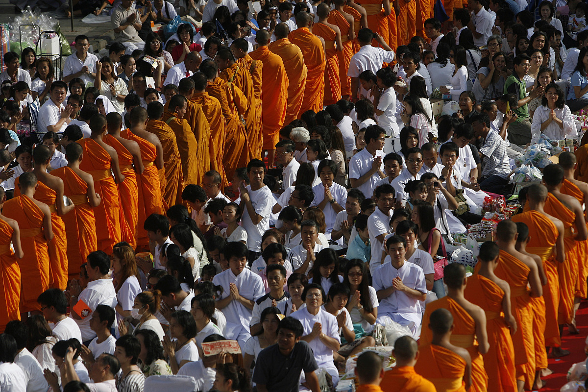 2011年5月7日,泰国曼谷,据组织者称,12600名僧侣聚集在一起庆祝卫赛节