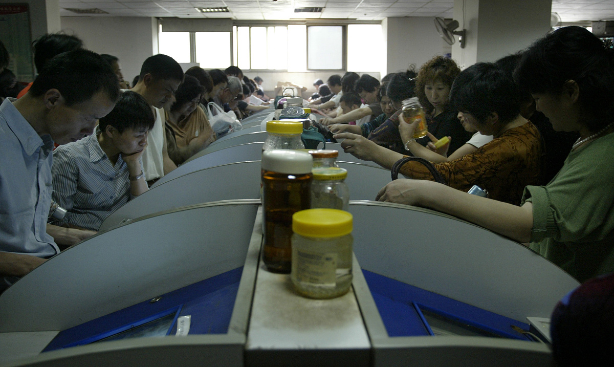2007年5月9日,南京一家证券公司里关注股市行情,进行股票交易操作的股