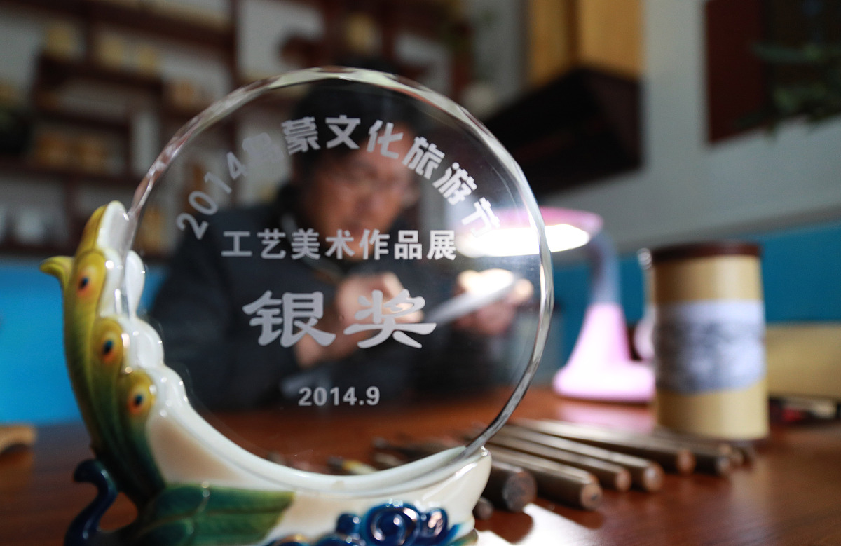 ***_***2018年11月5日,贵州毕节,刘连学在制作留皮竹雕作品.