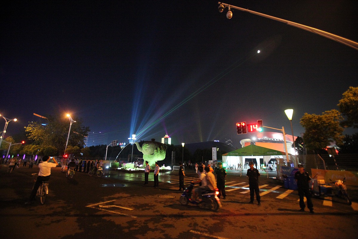 你用局长的口吻说一下明天清明节放假一天的安排