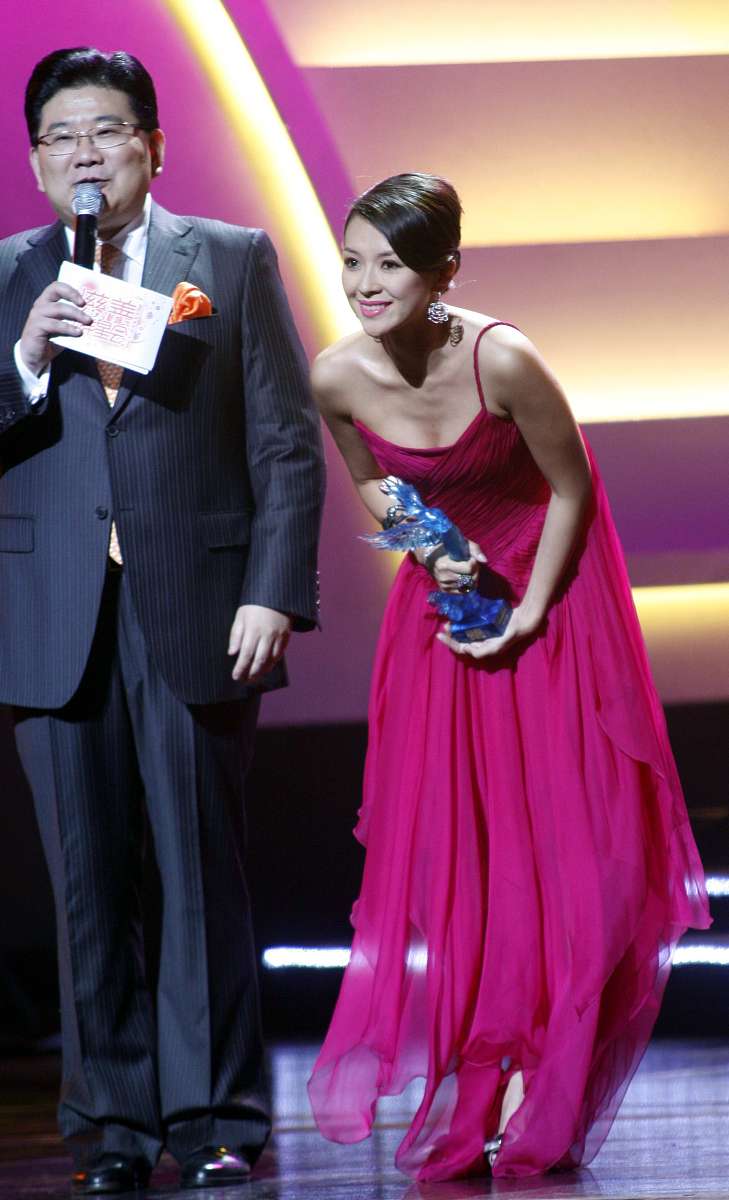2009年2月28日,上海,2009新娱乐慈善群星会颁奖晚会. ***_***章子怡++