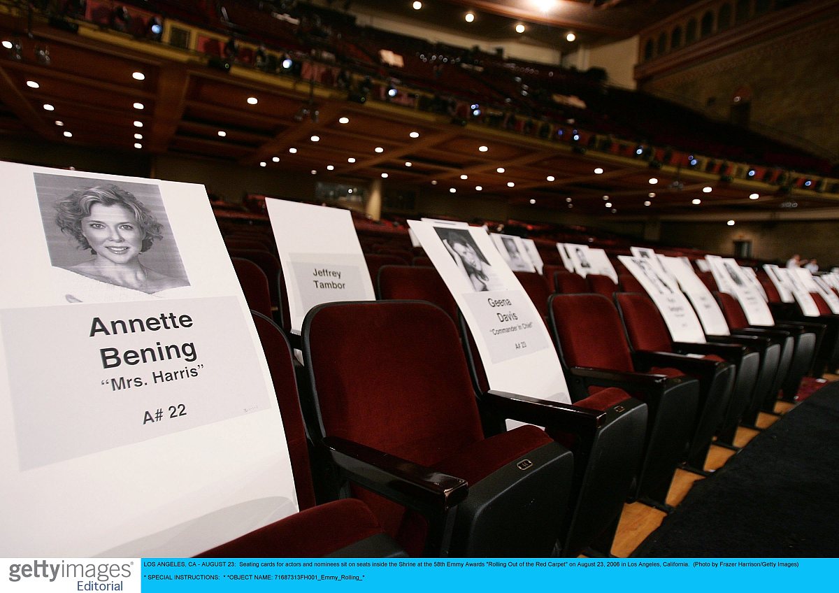 公司面试题：五位领导到访只有四把椅子怎么坐？