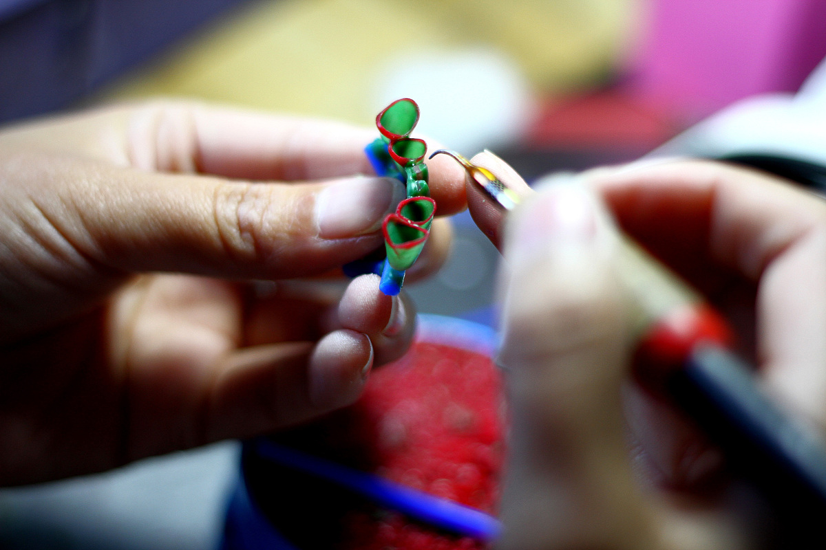 2015年05月12日,山东省日照市,探访义齿制作师.***_***女工在制作牙齿