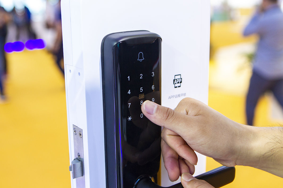 Yale YDD424指纹密码锁推荐：安全可靠，功能强大