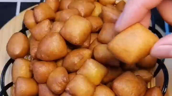 家庭油炸版小馒头,关键是配料哦,宝宝喜欢的零食回家试试吧