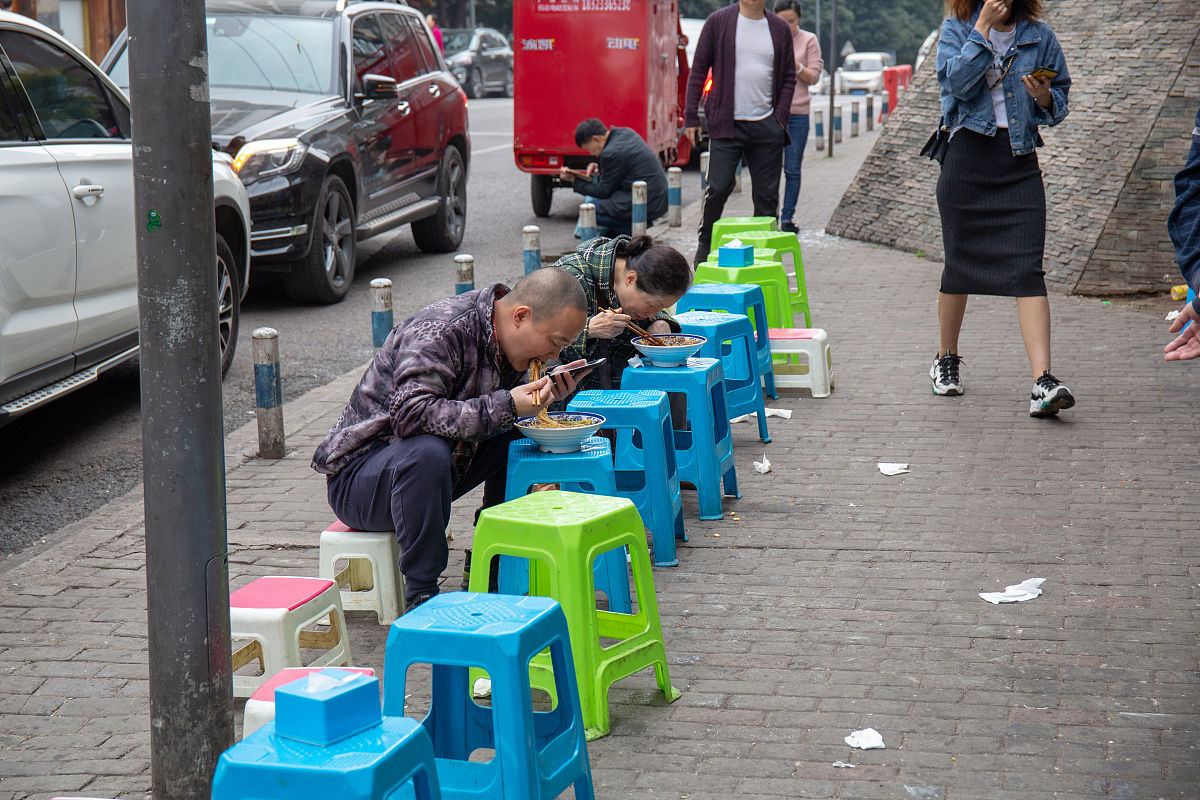 路边摊食物中毒记：我照顾生病的同学