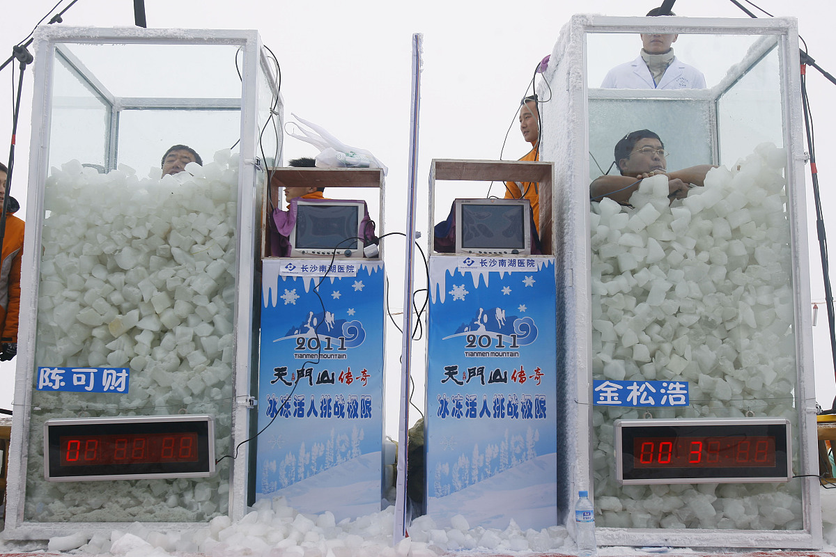 (湖北武汉媒体严禁下载)2011年1月2日,湖南省张家界市天门山景区顶峰