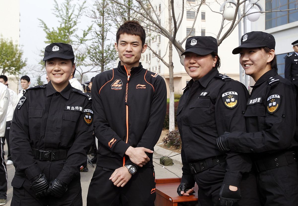 花们与林丹合影(青岛媒体谢绝<strong>下载</strong>)2011年5月4日,山东青岛,中国国家