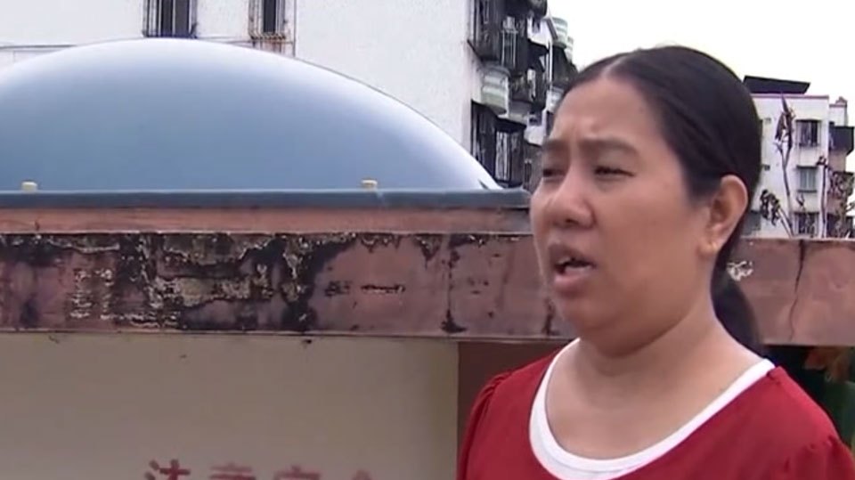 禁止攀爬的采光台,旁边还有警示标语,男孩还是爬了上去发生事故