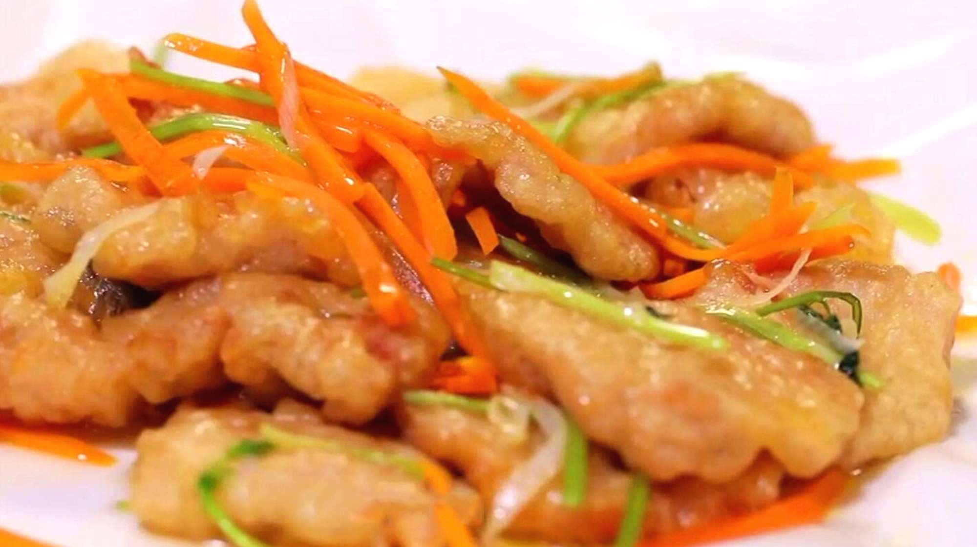 大厨教您做正宗“锅包肉”,软嫩多汁,酸甜可口,吃一口好享受