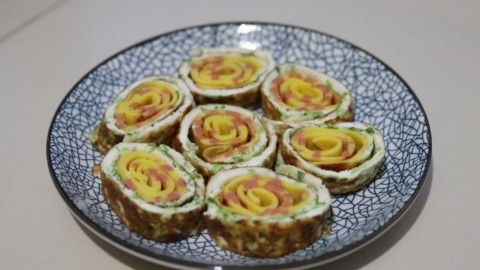 两个鸡蛋,一根火腿肠,几分钟就做好了香喷喷的鸡蛋卷,真好吃