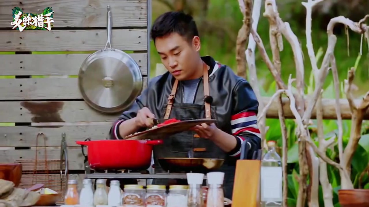 美味来袭,新鲜的青口贝搭配白葡萄酒,好吃到停不下来