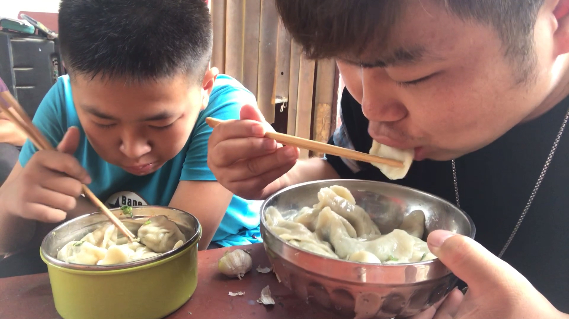 大肉韭菜馅饺子,配大蒜一口一个真过瘾,没控制住吃了两大碗。