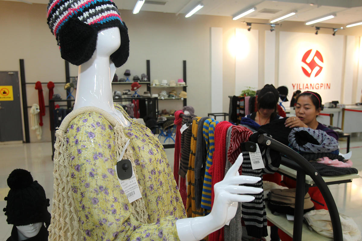 ***_*** 2011年10月9日,营业员在江苏南通首家外贸品牌服装营销公共平