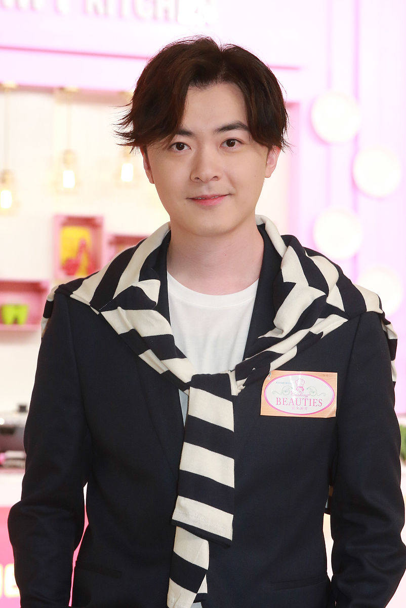 2018年8月7日,香港,明星现身 tvb《美女厨房》录影探班.洪卓立