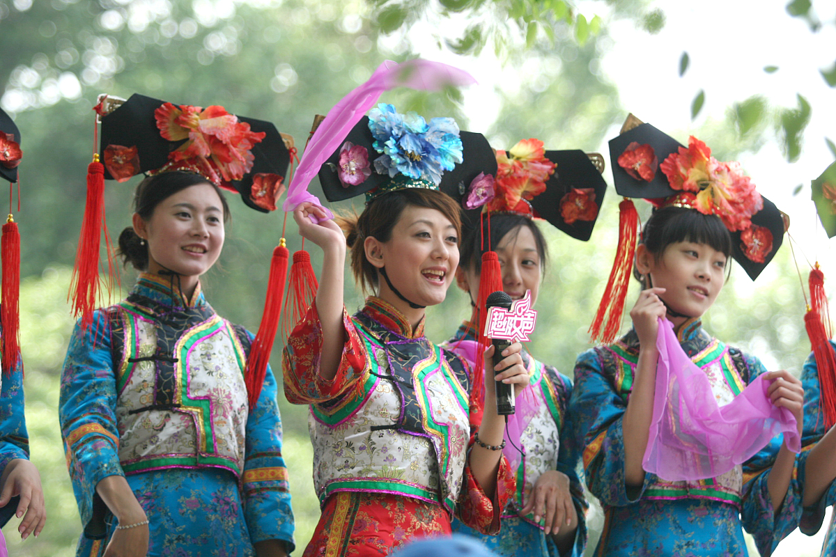 2006年6月9日,2006超级女声沈阳赛区报名第7天,主持人夏颖率领超女身