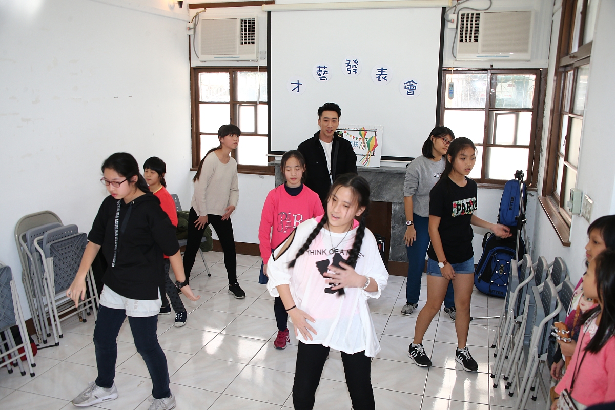 泰兴市残疾人康复中心于2023年7月21日星期五上午9点在中心内举办了一场残疾儿童微心愿的发放活动。本次活动旨在通过实现儿童们的微心愿带给他们更多的快乐和关怀。