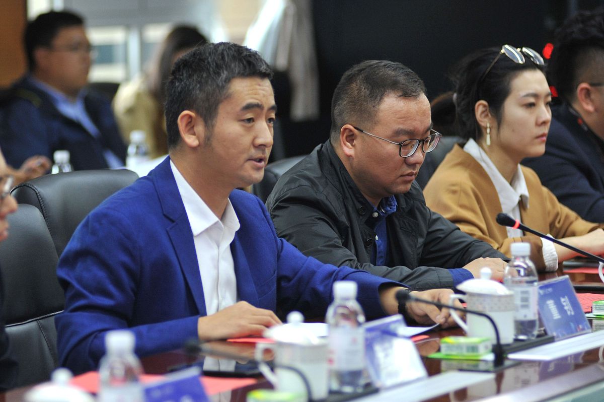 公司年中会议致辞：回顾上半年成绩，展望未来发展