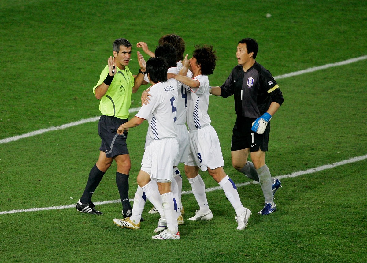 2006年6月23日,世界杯g组,瑞士2-0战胜韩国.韩国队员与裁判发生争执  