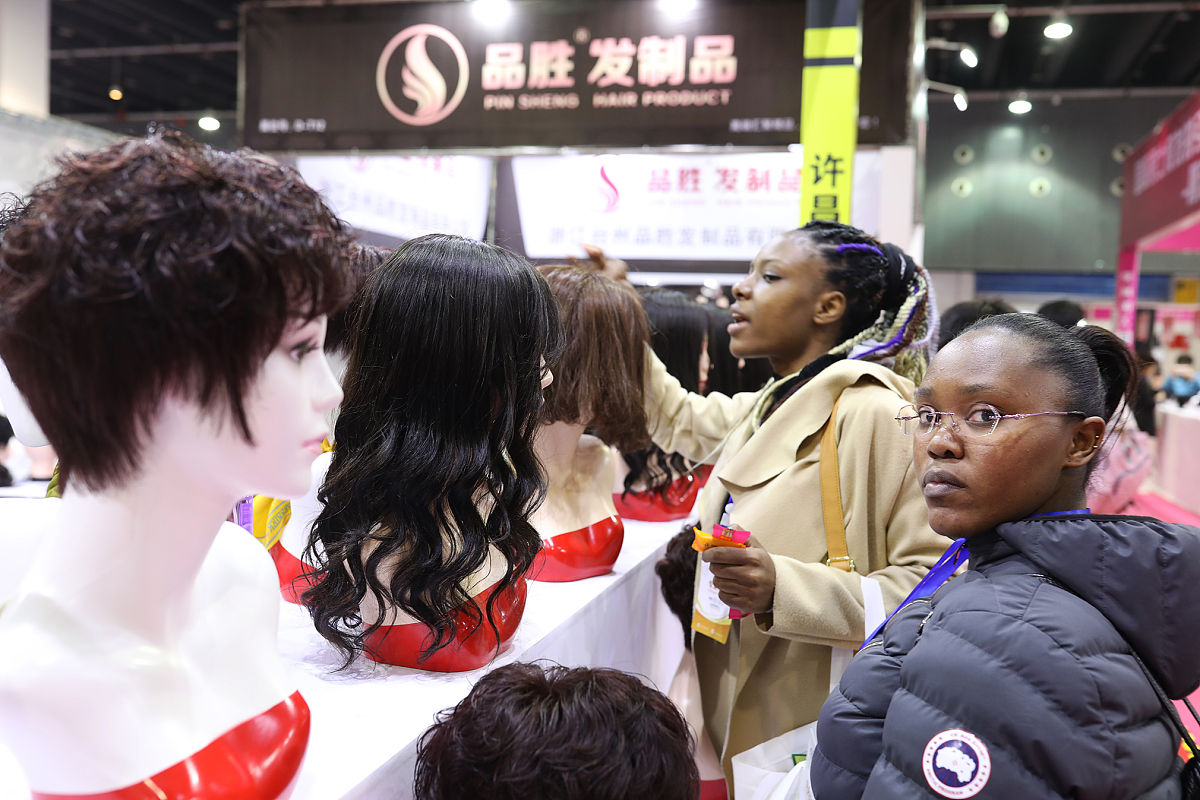 2019年4月1日,浙江金华,非洲客商在采购美发产品.