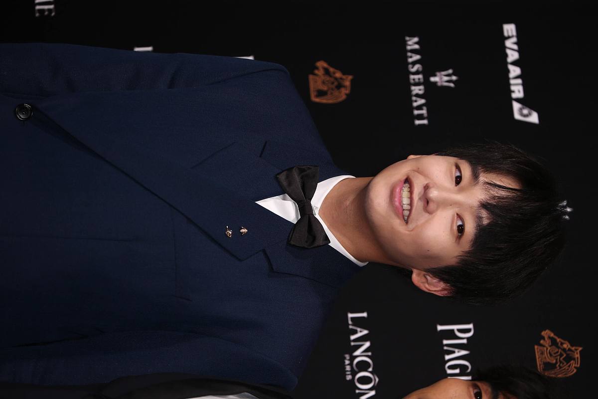 The Shy vs. 老八: 谁更帅？颜值大比拼！