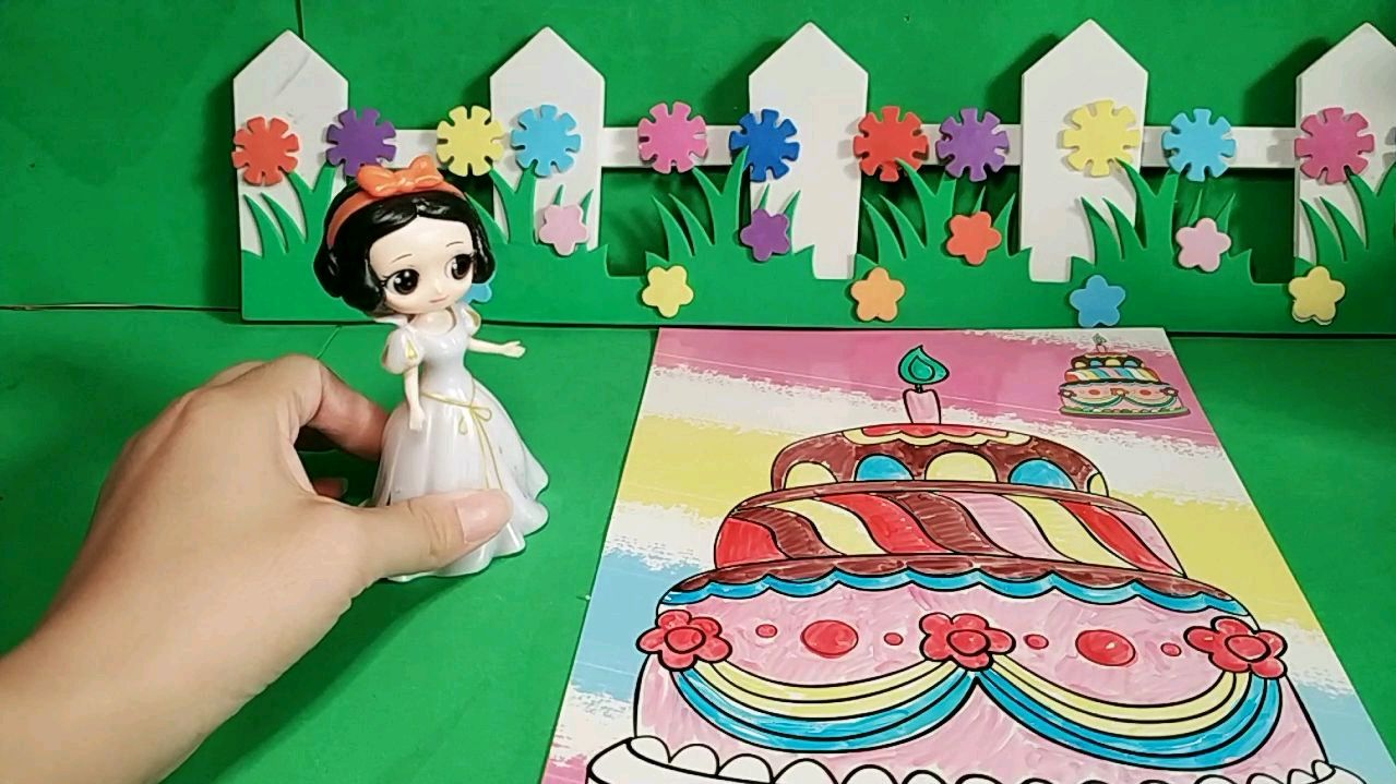 白雪公主画了一个生日蛋糕