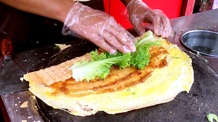里外全脆的山东杂粮煎饼,7块钱一套的好味道,薄脆如纸香气扑鼻