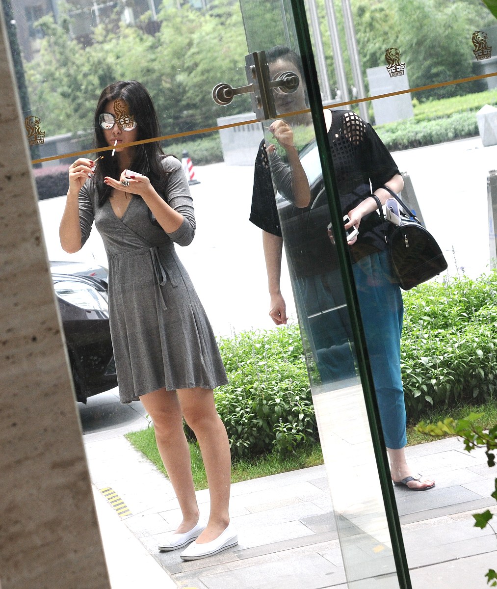 请帮我写1篇不少于750汉字的博客文章语言要幽默接地气。主题是：接烟的规矩讲究接烟的正确打开姿势介绍