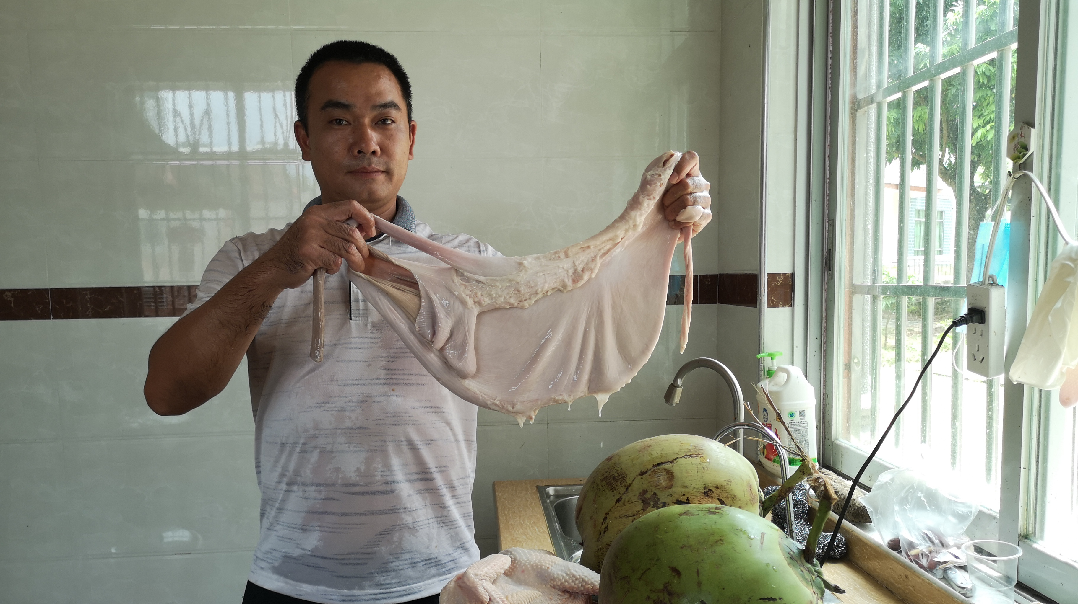 农村大厨教你:非常美味的猪肚鸡做法,鸡肉入味汤水鲜甜