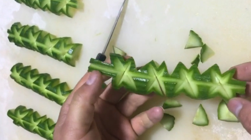 用黄瓜做的花式摆盘送给你,收藏以后下次做菜试试吧!