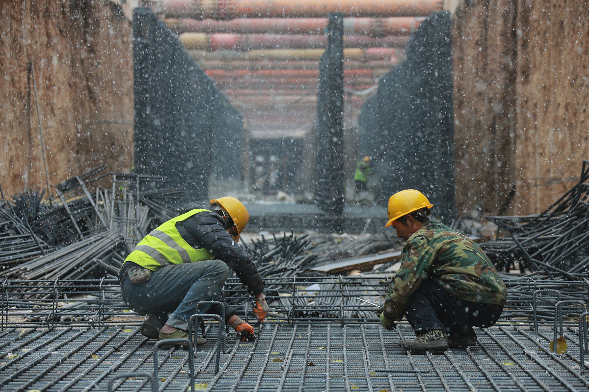 2019年10月31日,西宁,城东区八一东路地下管廊工程建设正酣,风雪天工