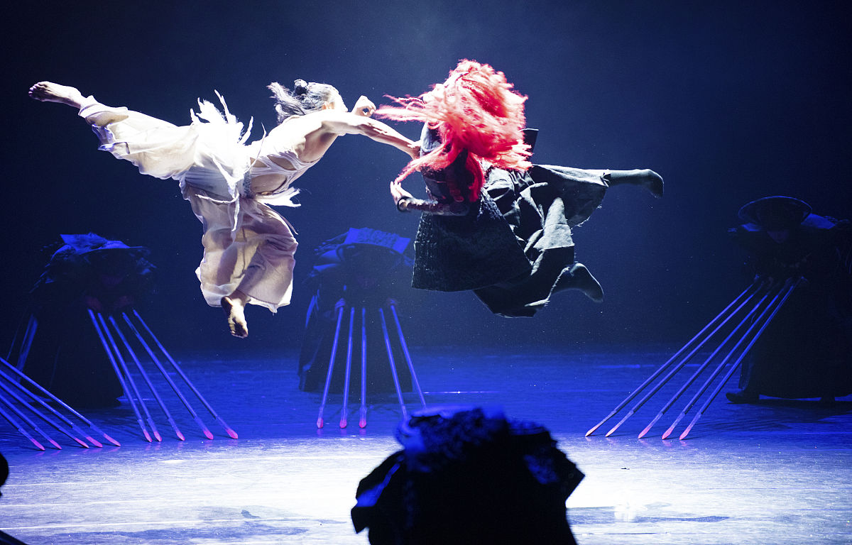 杂技与魔术表演专业就业前景及方向：从职业规划到技巧提升