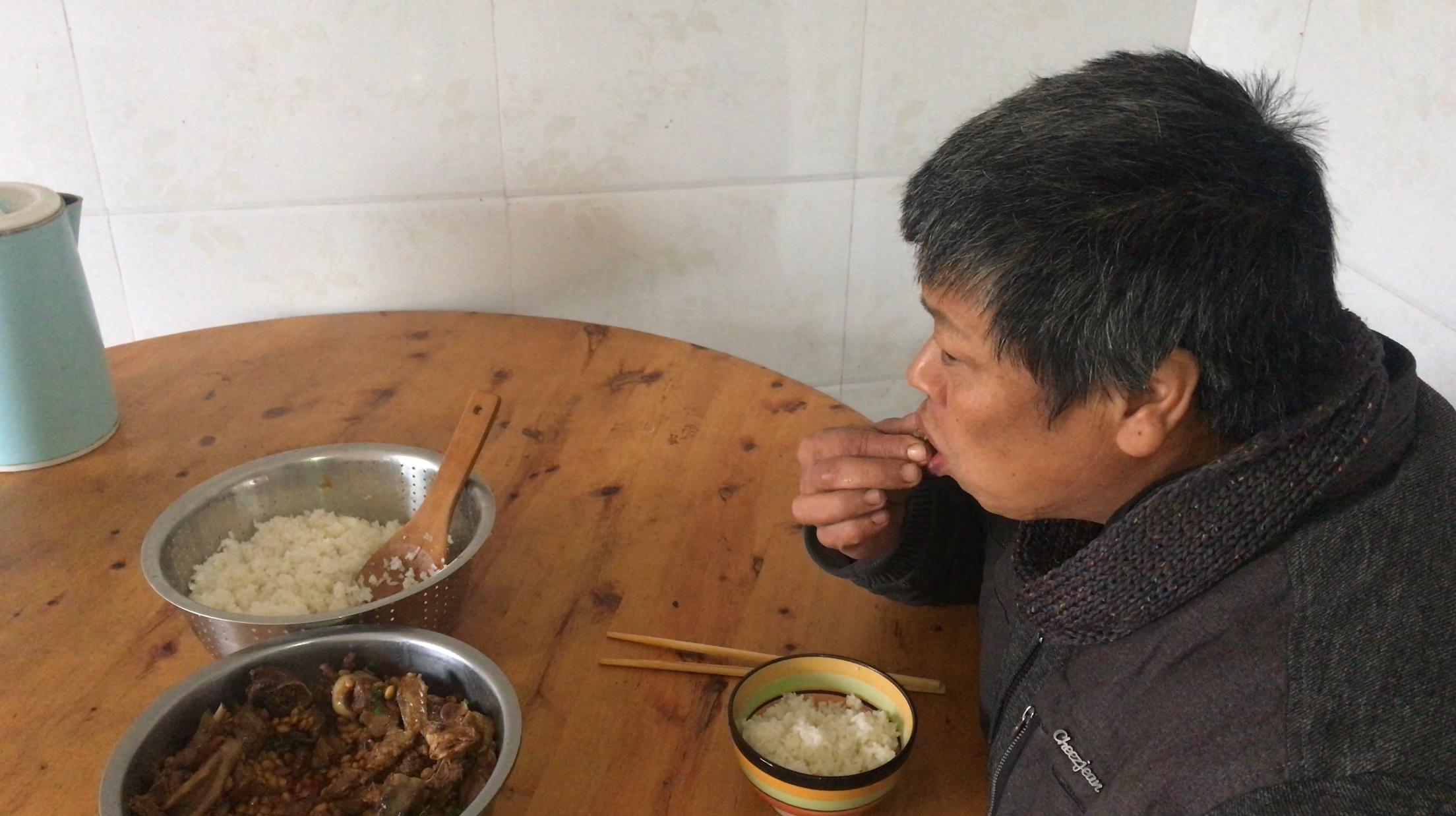 黄豆烧鸭这样做好吃,一次就烧一整只,一顿吃过瘾