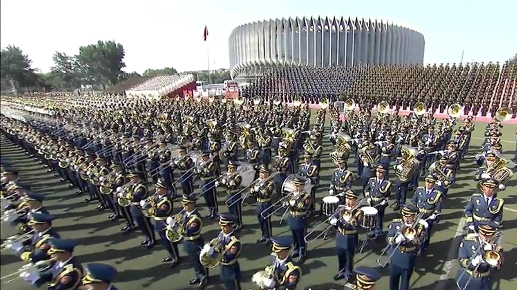 [图]解放军联合军乐团演奏 团结就是力量 太震撼了!满满的中国力量!