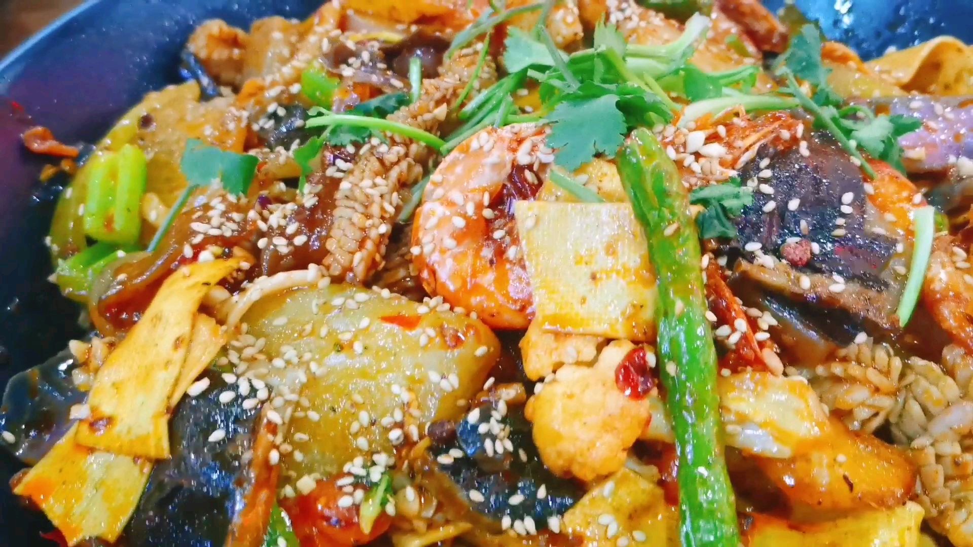 探寻西北酒泉城市角落里的美食:开了好多年的麻辣香锅,味美价?