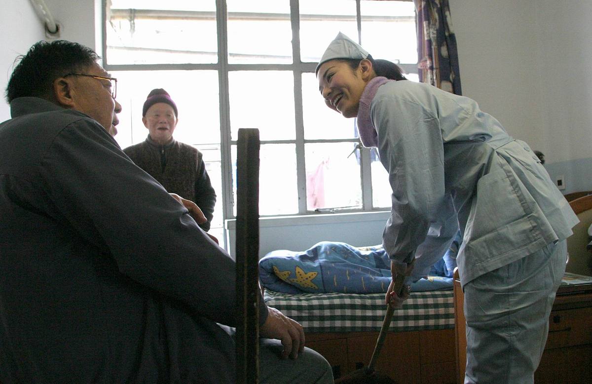 帮我写一个记者来到三十年没人出院的精神病院的故事