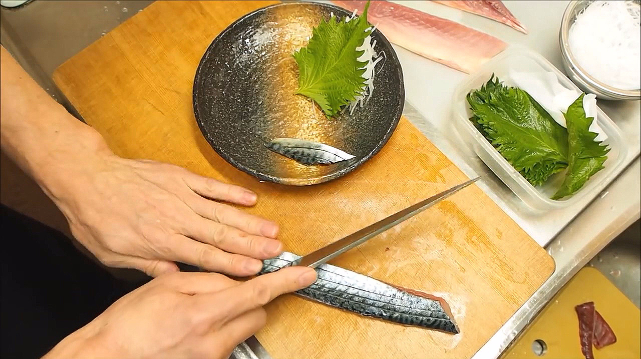 鲐鲅鱼刺身生吃处理,几块钱的鱼吃出高大上的档次
