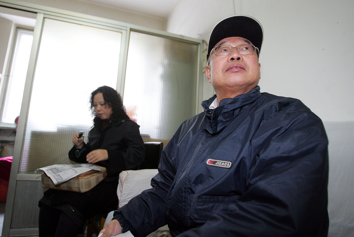 2006年2月27日,辽宁青年队球员家长们到辽宁省足协讨要欠债.+++_+++辽