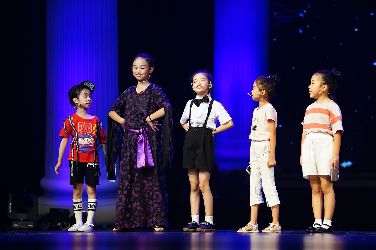 小孩上台表演胆怯怎么办？