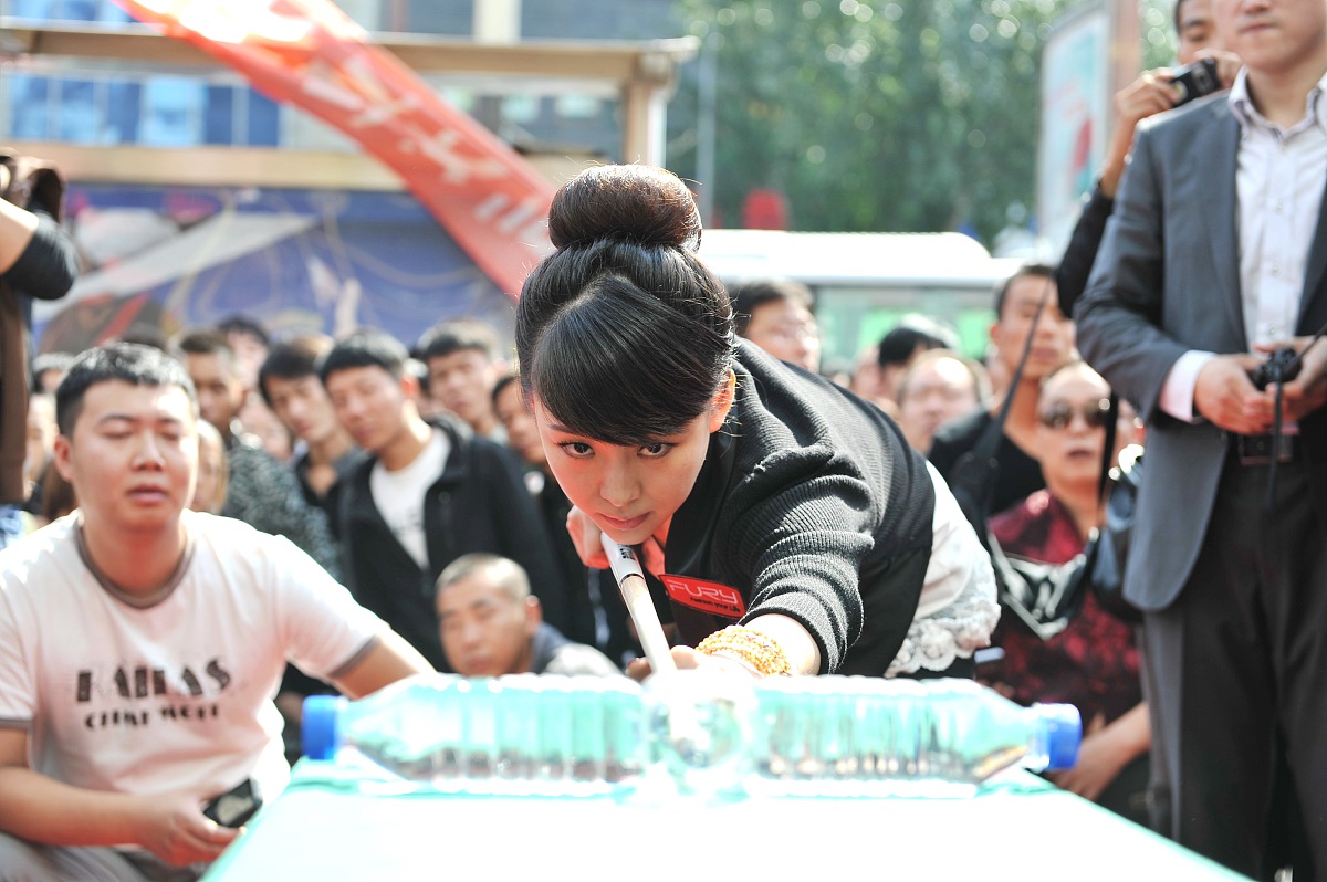 2011年<strong>9</strong>月27日,长春,众9球美女出席活动为球迷签名.