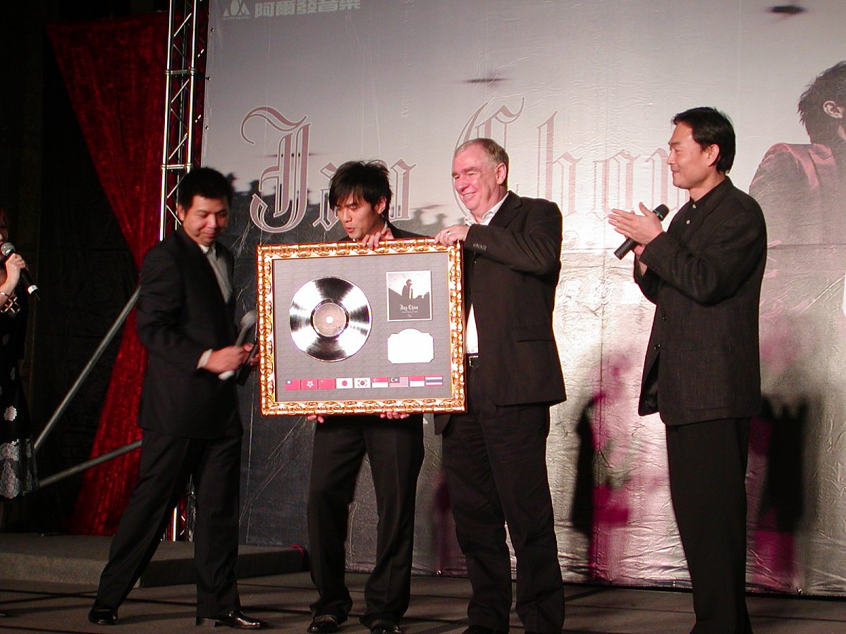 黑色柳丁：周杰伦音乐才华与人生感悟的交响